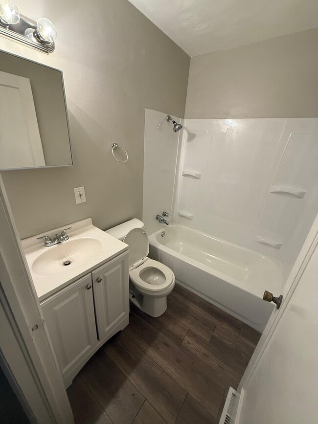 Building Photo - 58 David St