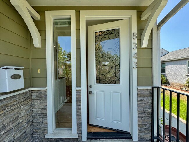 Foto del edificio - 8343 DUNBARTON - SHORT TERM LEASES AVAILABLE , NEWER*4 BD*3BA*TOWNHOME*PRIVATE YARD*WASHER/DRYER*