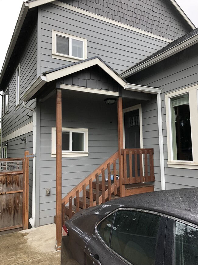 Building Photo - 9223 SW Terwilliger Blvd