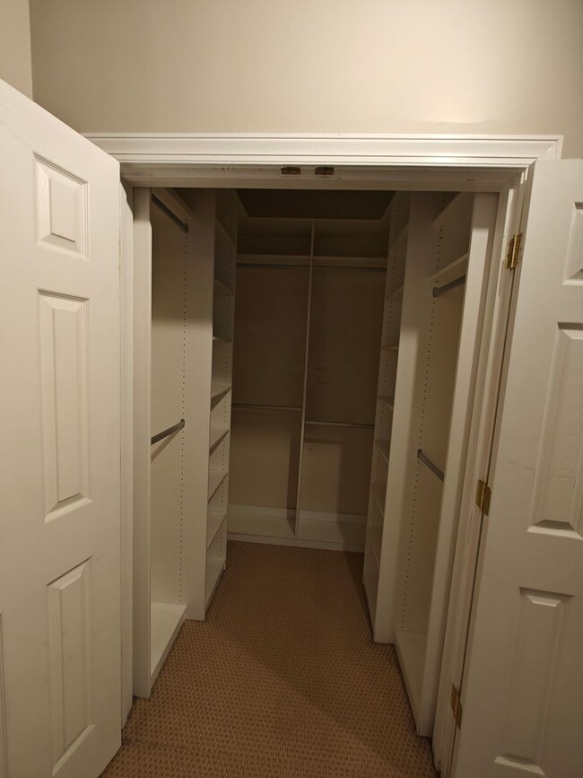 Building Photo - Large 2 bedroom one level condo on first f...