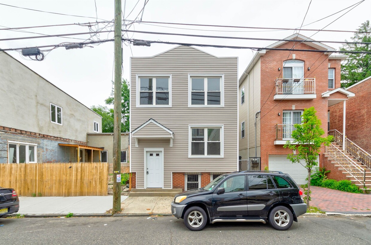 Foto principal - 146 Fulton Ave