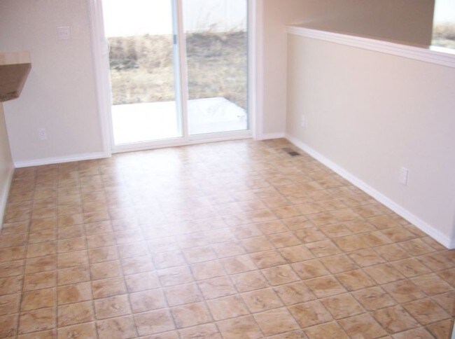 Building Photo - Large 3 Bed 2.5 Bath W/Large Bonus room