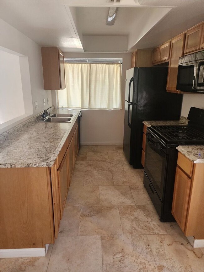 Foto del edificio - 3 bedroom/ 2 bath condo 1st floor condo