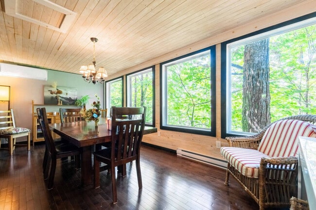 Building Photo - 1896 Chem. du Domaine