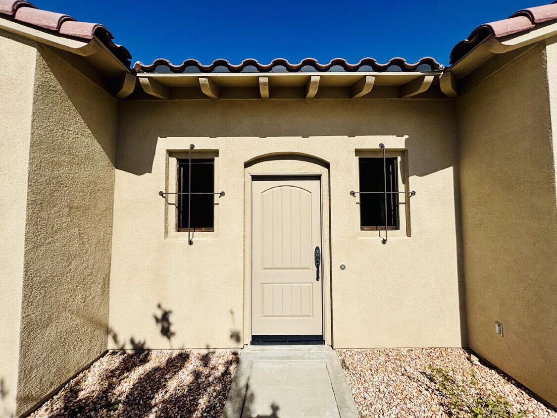 Foto principal - Gorgeous 3 bd, 4 ba Townhome in 55+ Community