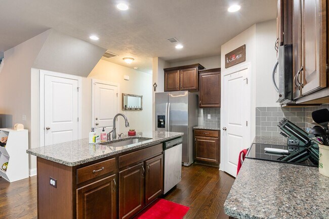 Foto del edificio - 704 Red Cedar Ct