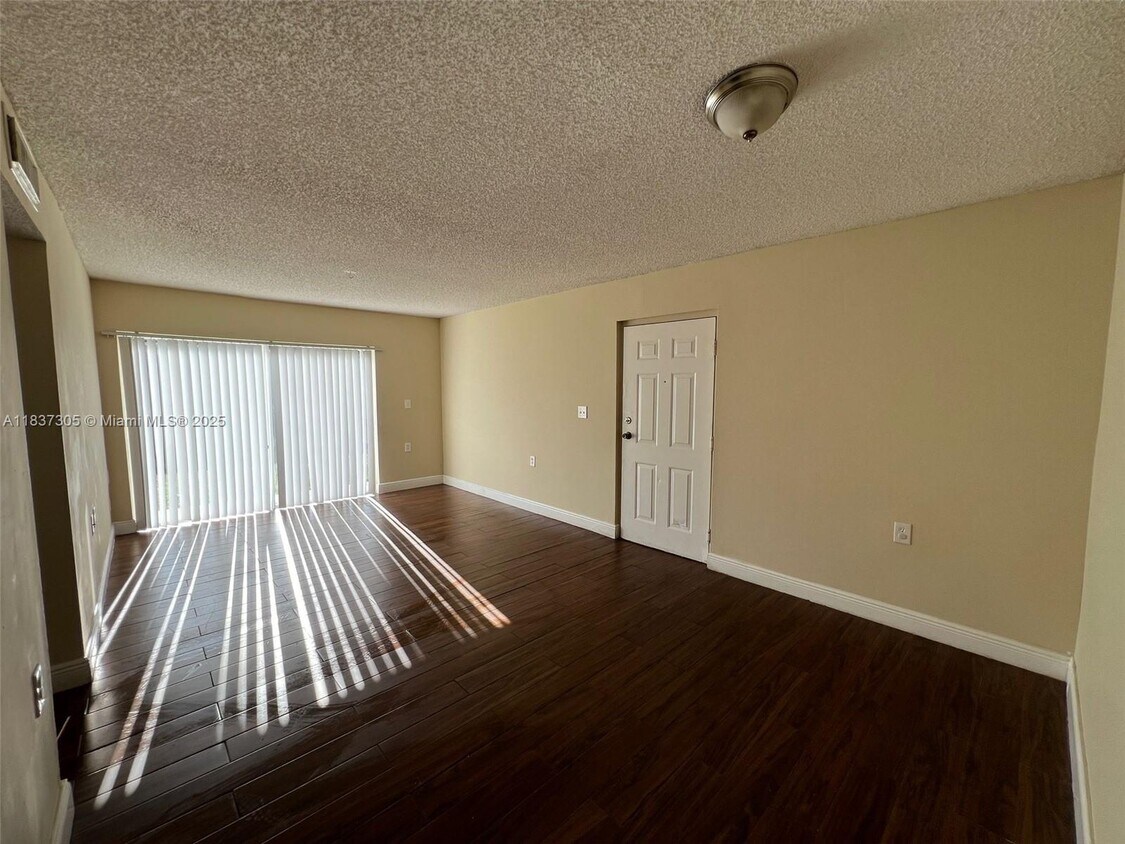 Foto principal - 1129 Lake Victoria Dr