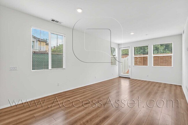 Photo - Stylish 5 Bed/3 Bath Townhome In The Heart...