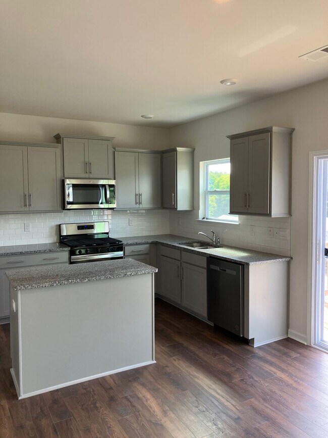 Building Photo - Beautiful Brand New Home in Asheville