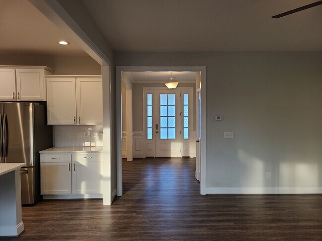 Foto del edificio - Beautiful 4 bedroom, 4 bath home with 3rd ...