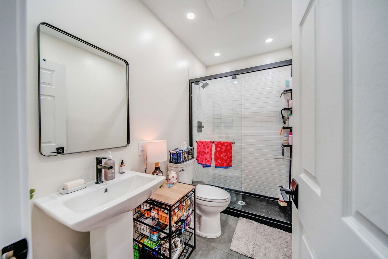 Foto principal - Ultimate 6-Bedroom House on a Corner Lot w...