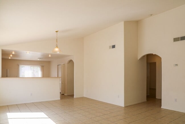 Foto del edificio - Nice and Spacious 4 Bedroom home Off Hwy 70 & Mesa Grande