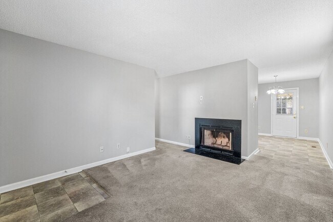 Foto del edificio - NE Home - Updated Kitchen and Bathrooms!  SS Appliances, Fire Place, Front Porch & Deck, Fenced Y...