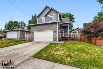 Building Photo - 3228 SE Filbert St