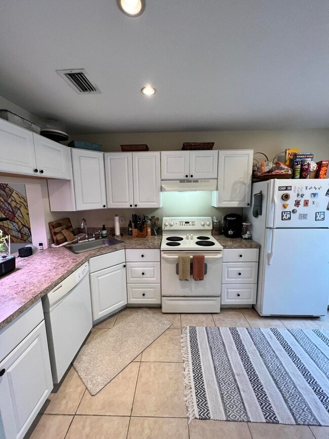 Building Photo - 778 Hill Dr