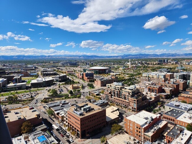 Building Photo - Condo in the heart of Downtown with Views! Parking Space!
