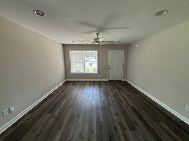 Building Photo - TUSCALOOSA TREASURE! 3BR/2BA | Stainless Steel | Covered Patio & Fenced Yard!