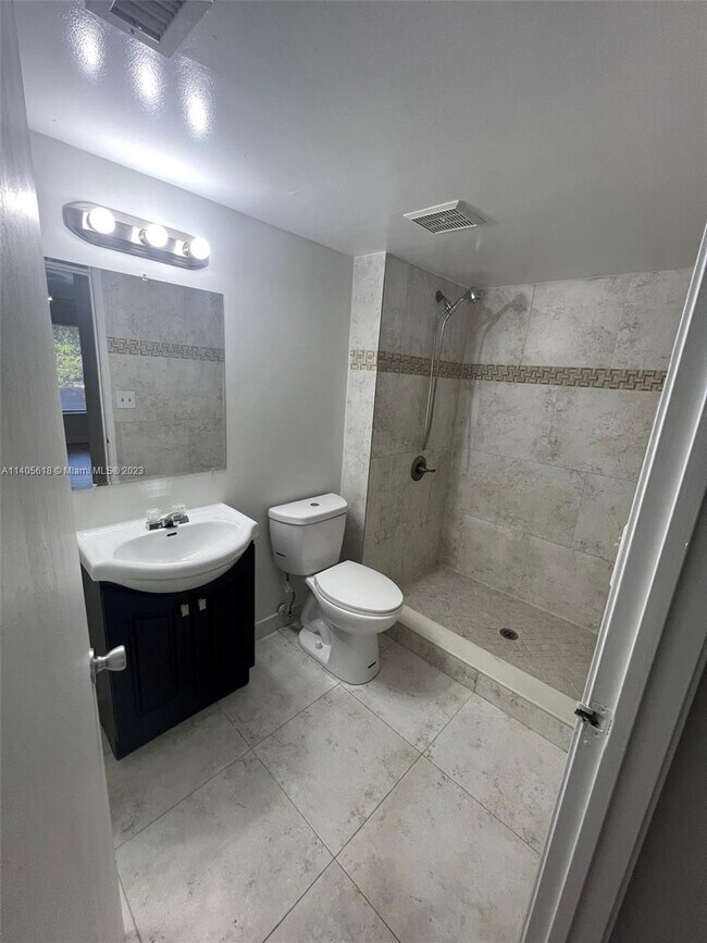 Foto del edificio - 3233 Coral Lake Way