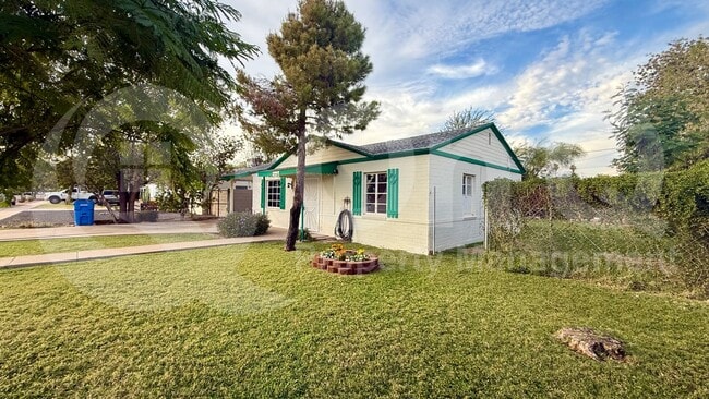 Building Photo - 208 W Glenrosa Ave