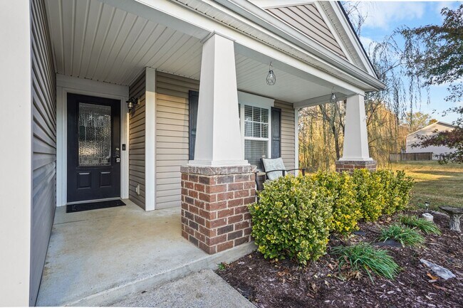 Building Photo - 131 Crestwood Ln