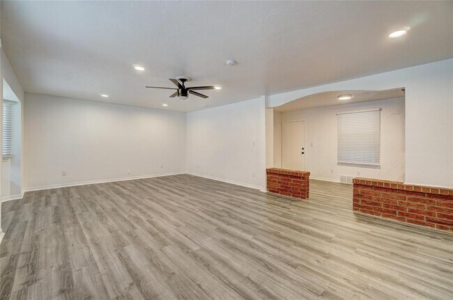 Building Photo - 817 Stahl Dr