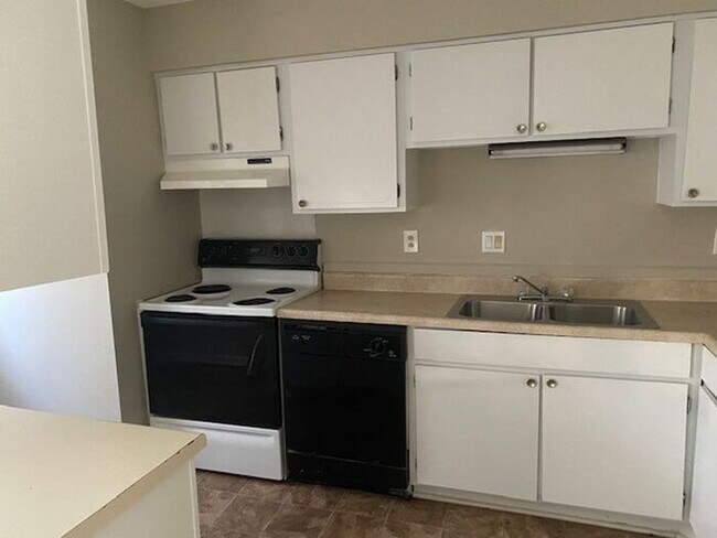 Building Photo - 2 Bedroom Condo Sharon Lakes