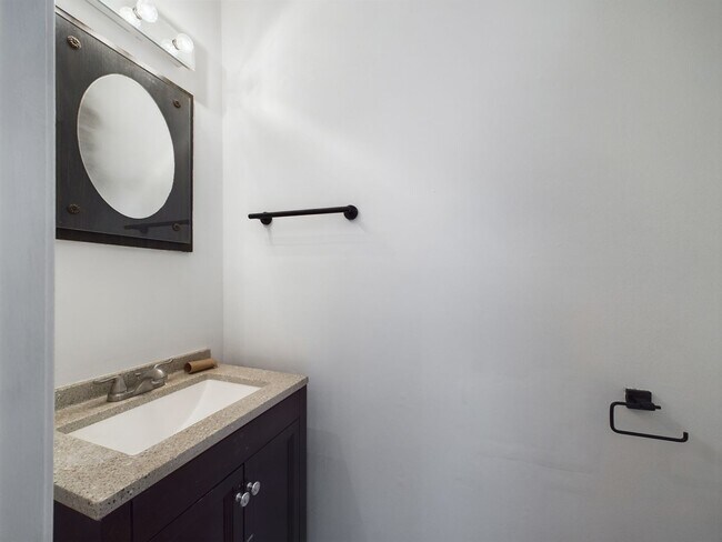Foto del edificio - 4 Bedroom, 3.5 Bath Townhome + Parking In ...