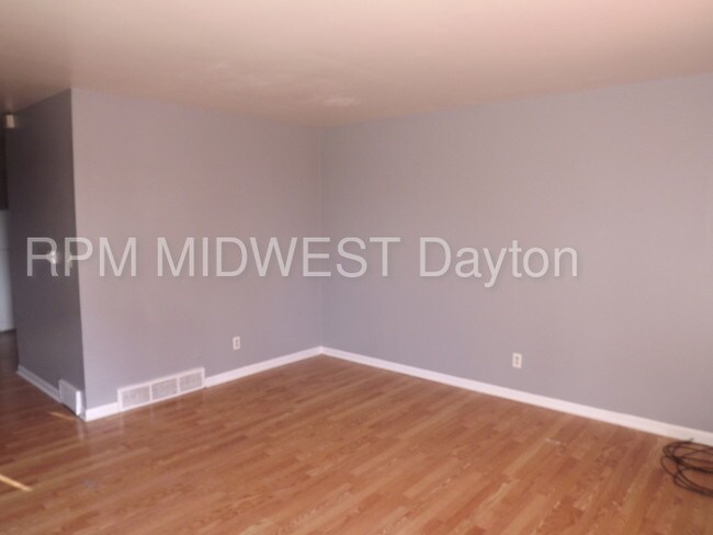 Building Photo - Updated 2 Bed 1.5 Bath Townhome