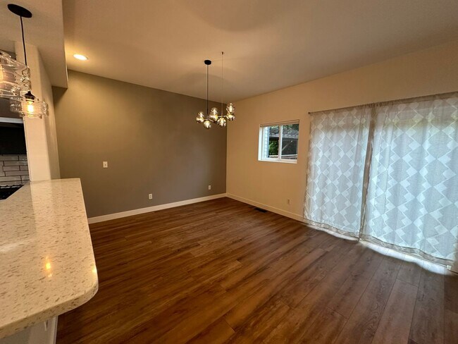 Foto del edificio - 3 Bedroom Townhouse For Rent In Hood River