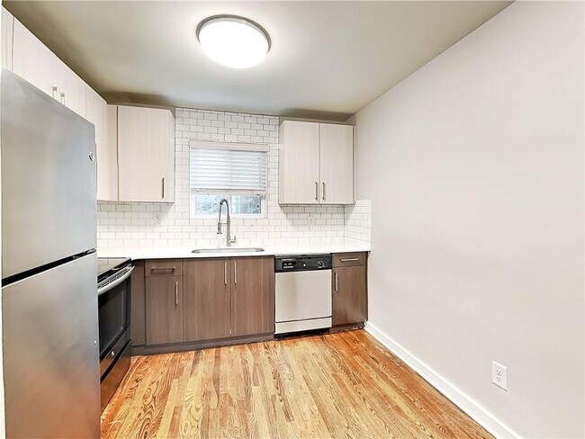 Foto del edificio - 880 N Highland Ave NE