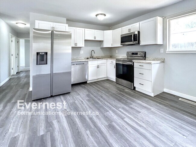 Building Photo - Cozy 3-Bedroom, 1-Bathroom Home in a Conve...
