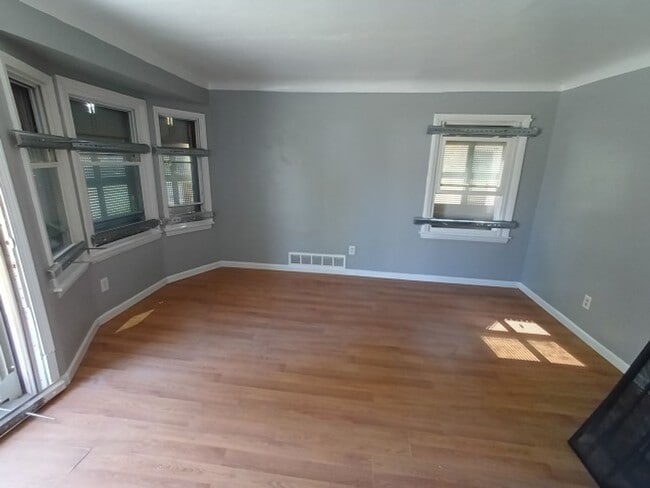 Building Photo - 3 bed ranch on Detroit's East Side Now Ava...