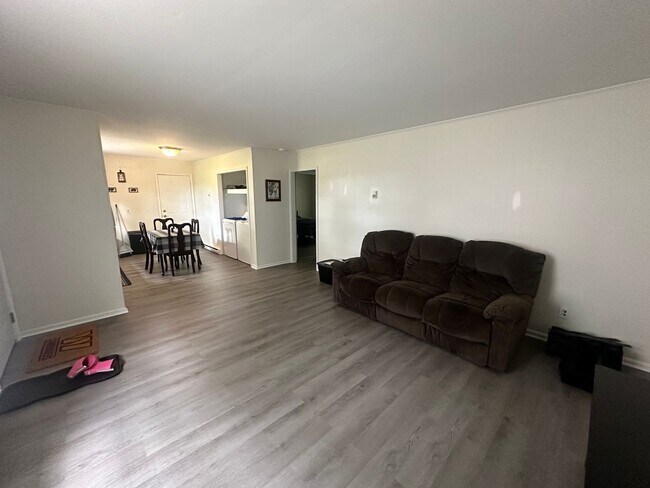 Building Photo - Updated 2-Bedroom with Privacy and Conveni...