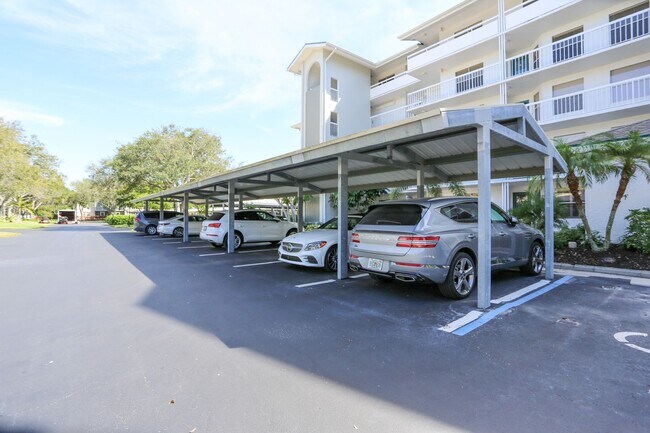 Foto del edificio - Live the Naples Lifestyle – Elegant 2BR/2B...