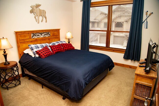 Foto del edificio - Wonderful Furnished 3 Bedroom & 2 Bathroom...