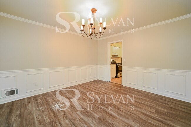 Foto del edificio - Nestled in Tranquil Cul-de-Sac: Your Spaci...