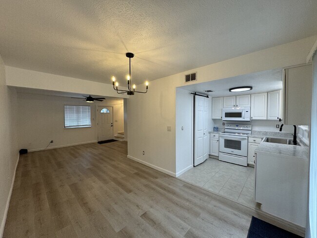 Foto del edificio - 2 Bedroom 1.5 bath Townhome - just RENOVATED