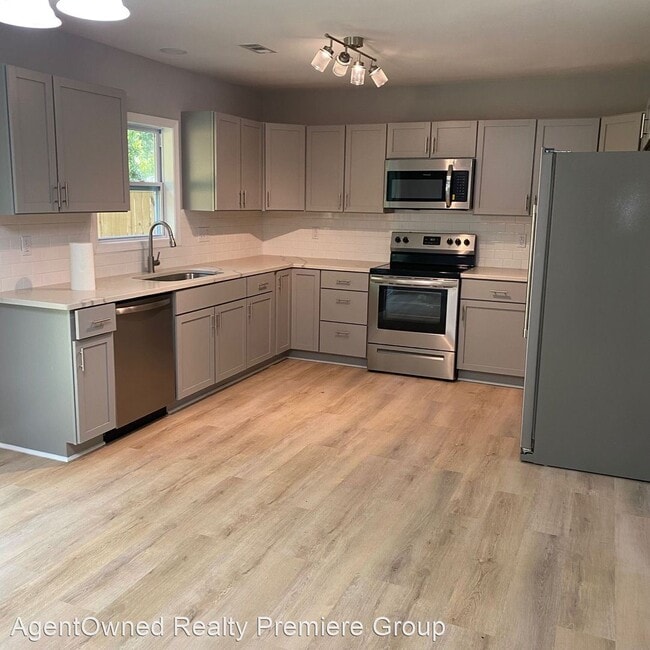 Building Photo - 3 br, 1.5 bath House - 303 Sprucewood St