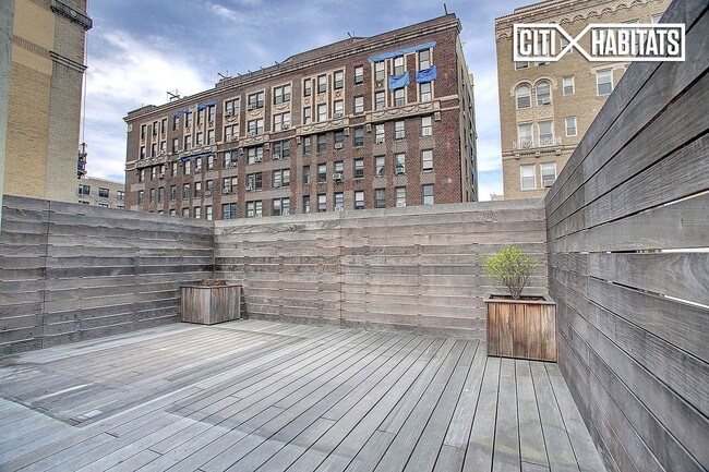 Building Photo - 250 W 104TH St