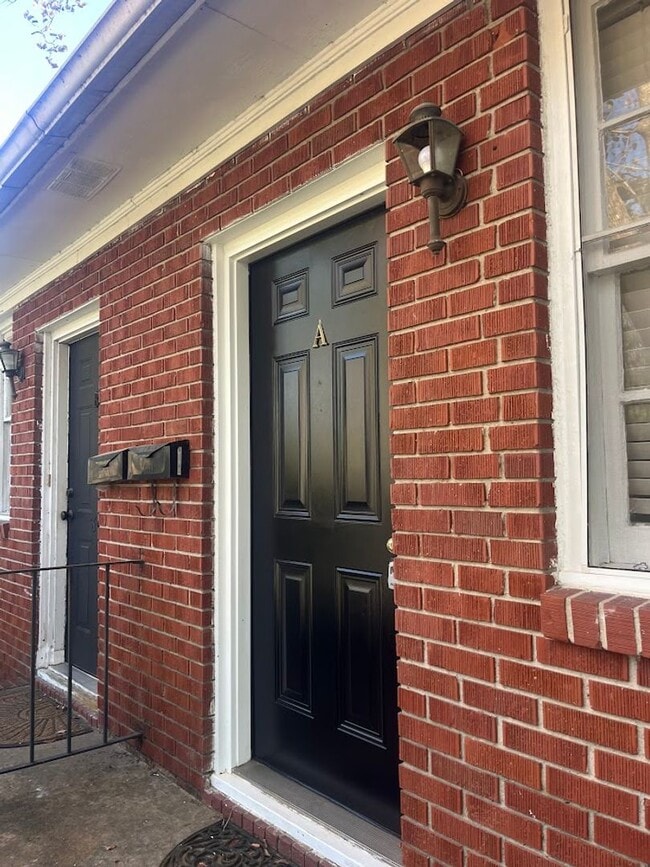 Foto del edificio - Available now. FULLY RENOVATED 2BR/1 BA Ho...