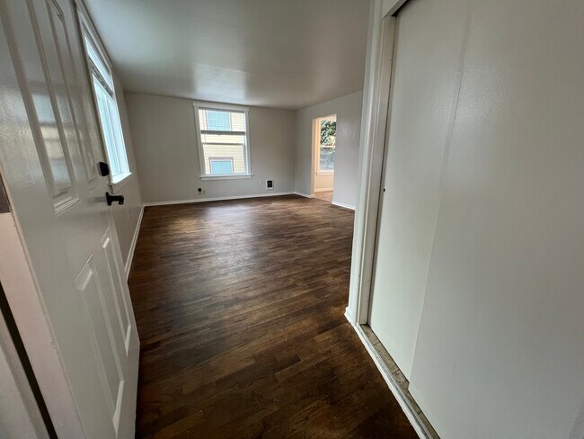 Vista desde la puerta exterior del apartamento. - 620 6th Ave