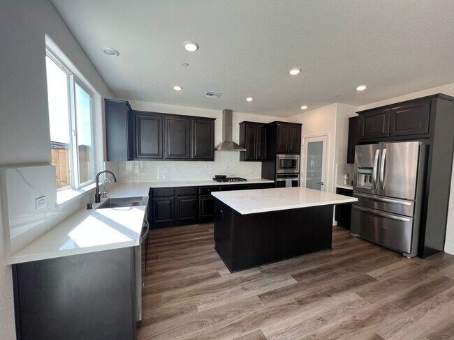 Foto del edificio - Gorgeous Nearly New Home With Solar 4 Bed,...