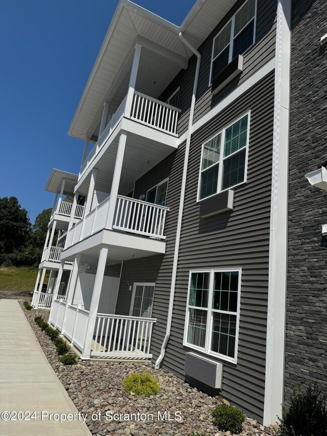 Building Photo - 112 Circle Dr