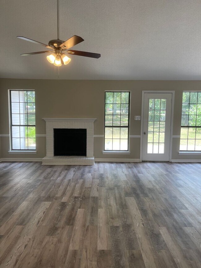 Building Photo - Charming 3-Bed, 2-Bath Home with Modern Fe...