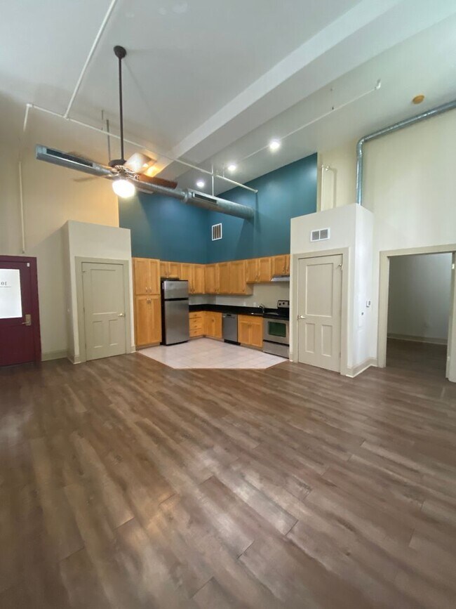 Building Photo - 1st Floor 1Bed/1Bath ALL Electric with W/D...