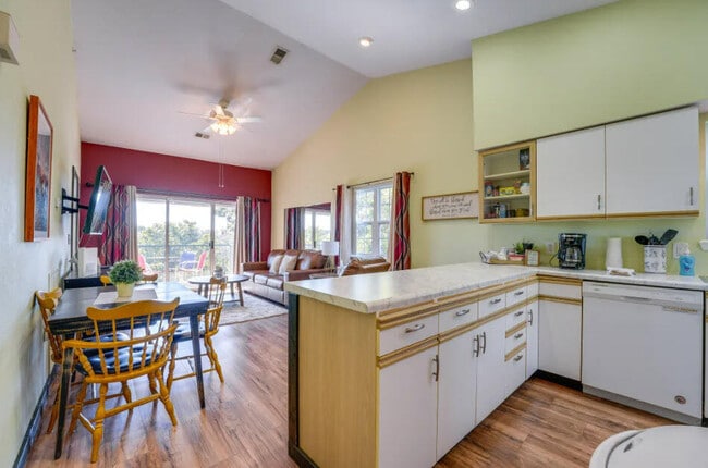 Kitchen ara - 555 Valley View Rd