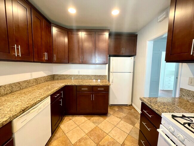 Foto del edificio - 112 S Grand Oaks Ave