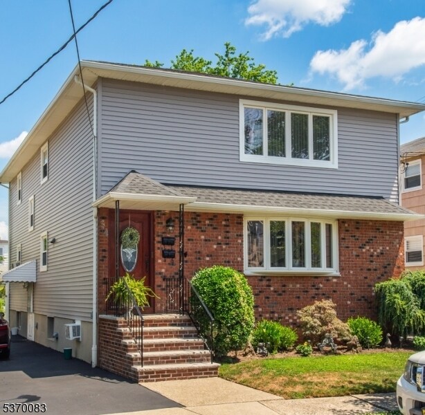 Primary Photo - 34 Hilton St