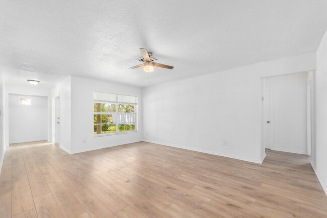 Building Photo - 6143 Tanglewood Dr NE