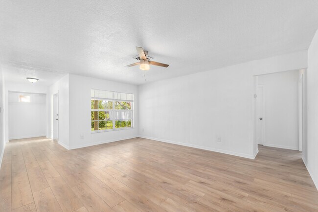 Building Photo - 6143 Tanglewood Dr NE